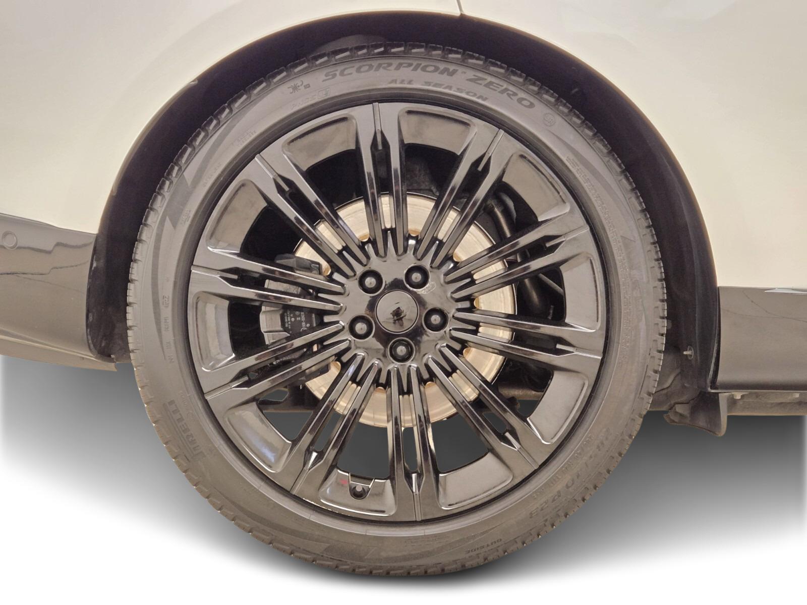 2023 Land Rover Range Rover SE photo 3